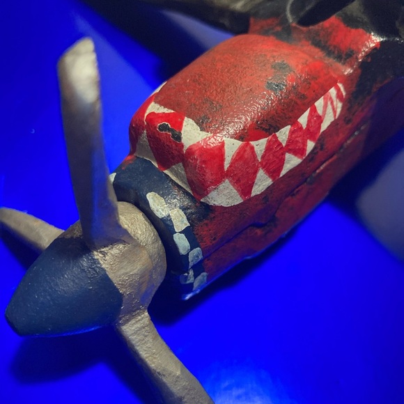 Vintage cast iron kitty hawk fighter plane (shark mouth) toy or collectible - Picture 6 of 9